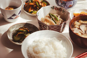 ヘルシーな日本の家庭料理の定食。ご飯・味噌汁・納豆・小鉢・漬物